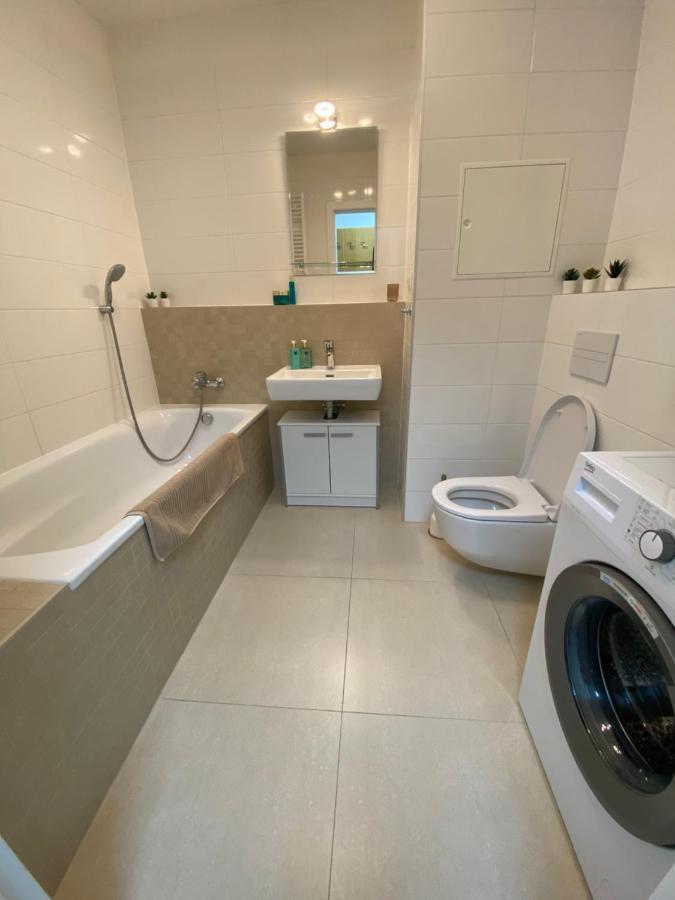 Lia Apartman - Private Parking Bratislava Exterior photo